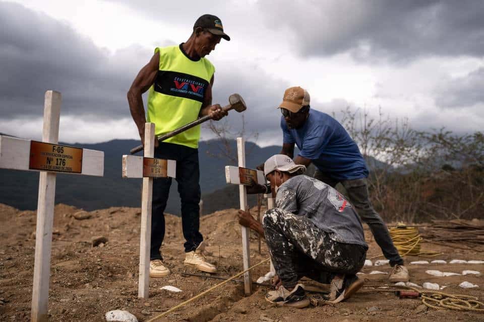 Sepultan 231 cuerpos sin reclamar en La Esperanza, confirma Gobernador de Vargas