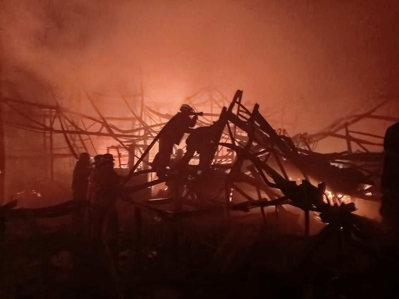 Incendio en El Llanito: Tres galpones destruidos, pero sin víctimas