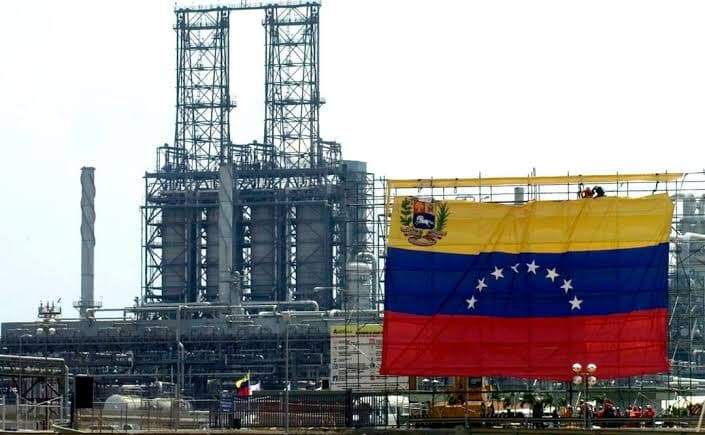 Expertos advierten: nuevos líderes deben revisar acuerdos petroleros con EE.UU.
