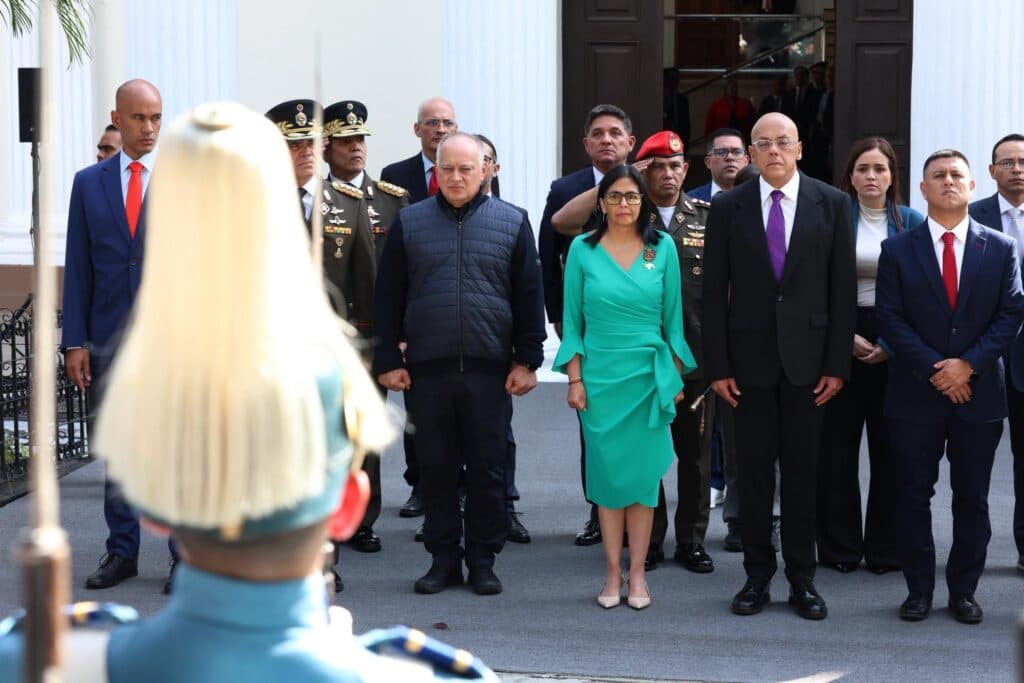 Con “equilibrio inestable” inicia el gobierno Delcy Rodríguez: ¿Podrá cumplir exigencias de Trump sin fracturas internas?  