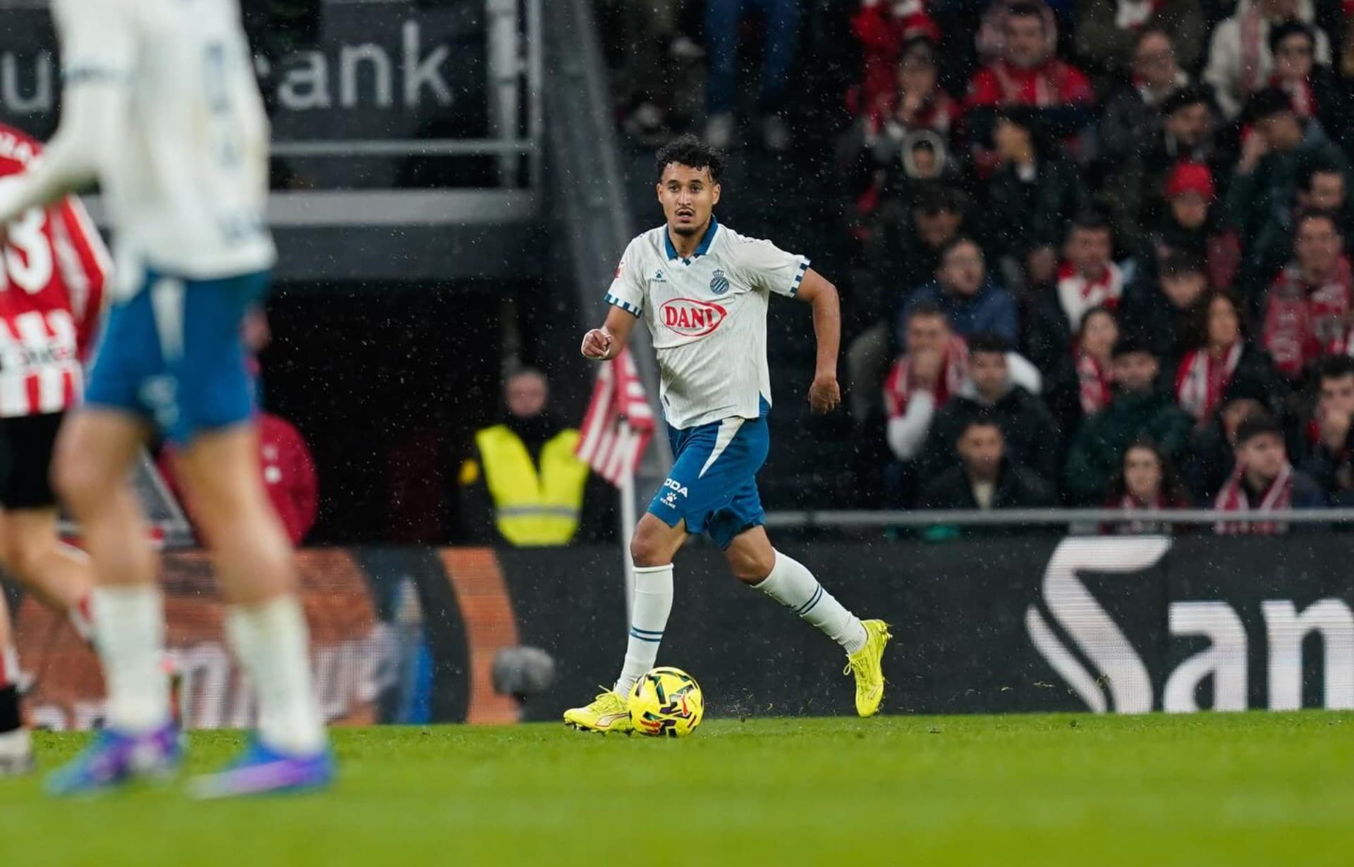 Incidente racista interrumpe importante partido de LaLiga Elche-Espanyol