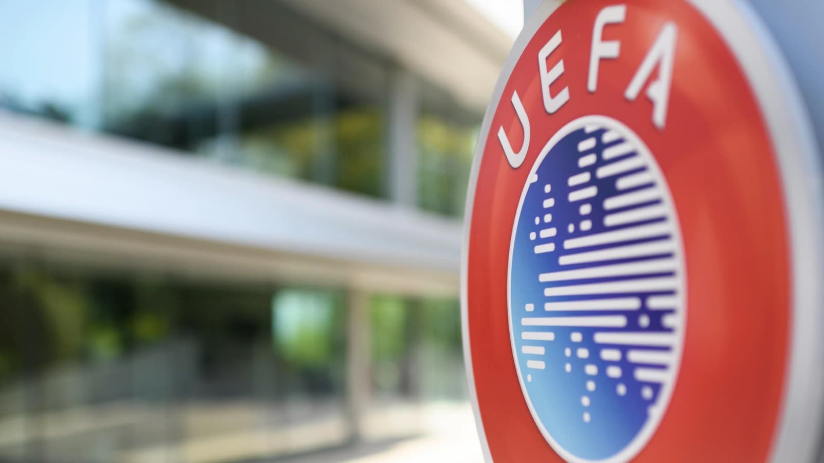 UEFA considera acciones legales contra FIFA tras controversia