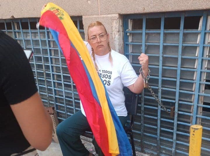 Madre de preso político se encadena en protesta por su liberación