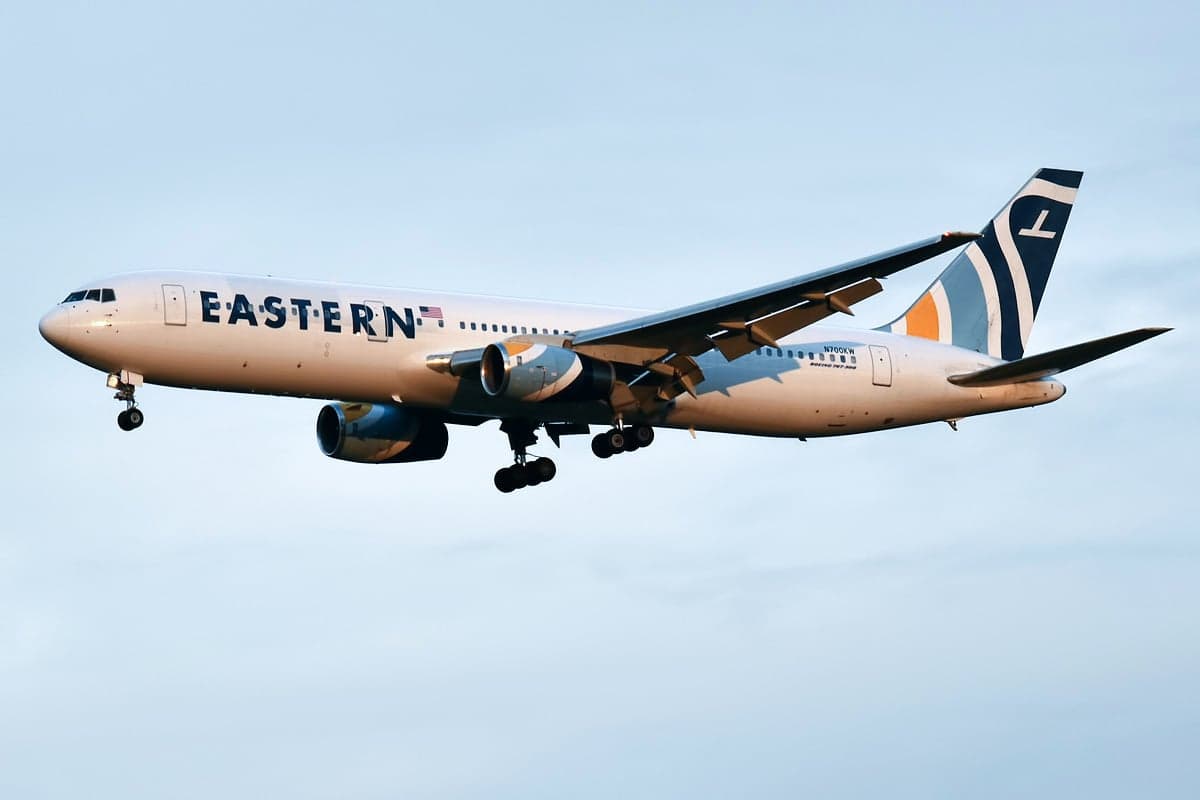 Primer vuelo de migrantes deportados de EE. UU. aterriza en Caracas tras captura de Maduro