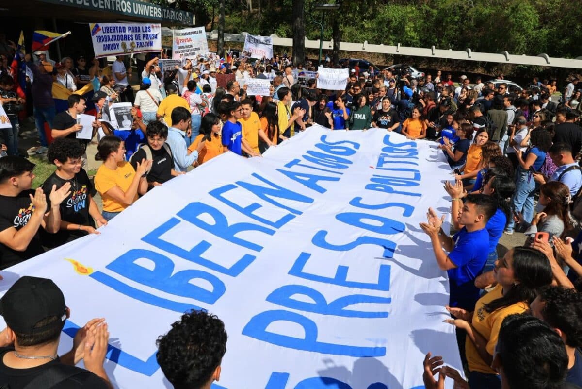 Estudiantes venezolanos se movilizan en 17 estados para defender la democracia