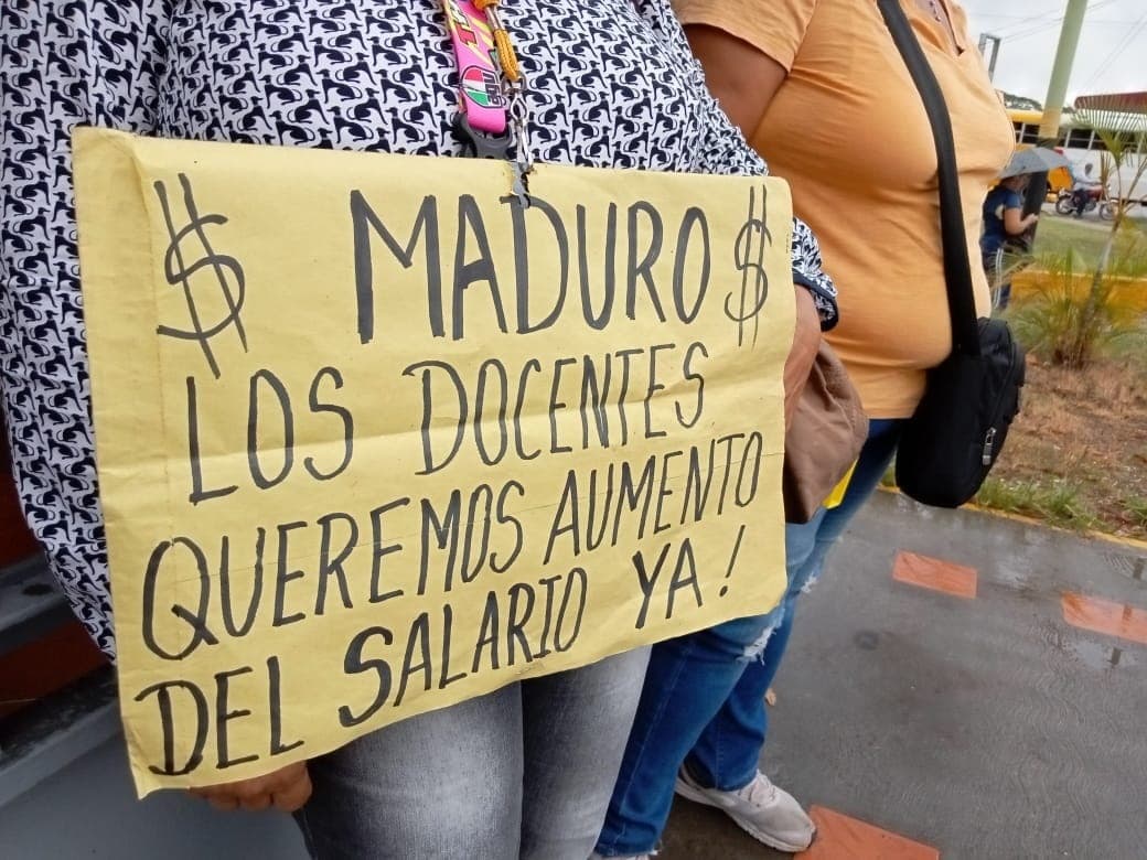 Maestros venezolanos claman por aumento salarial en tiempos de crisis