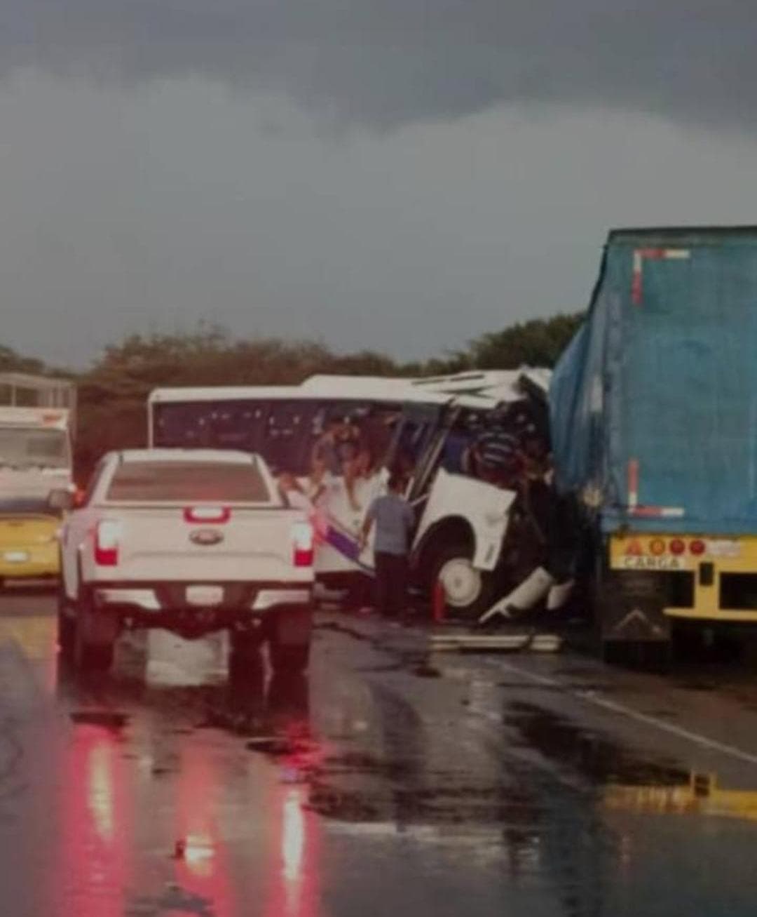 Tragedia en Anzoátegui: Nueve muertos tras choque de autobús y gandola