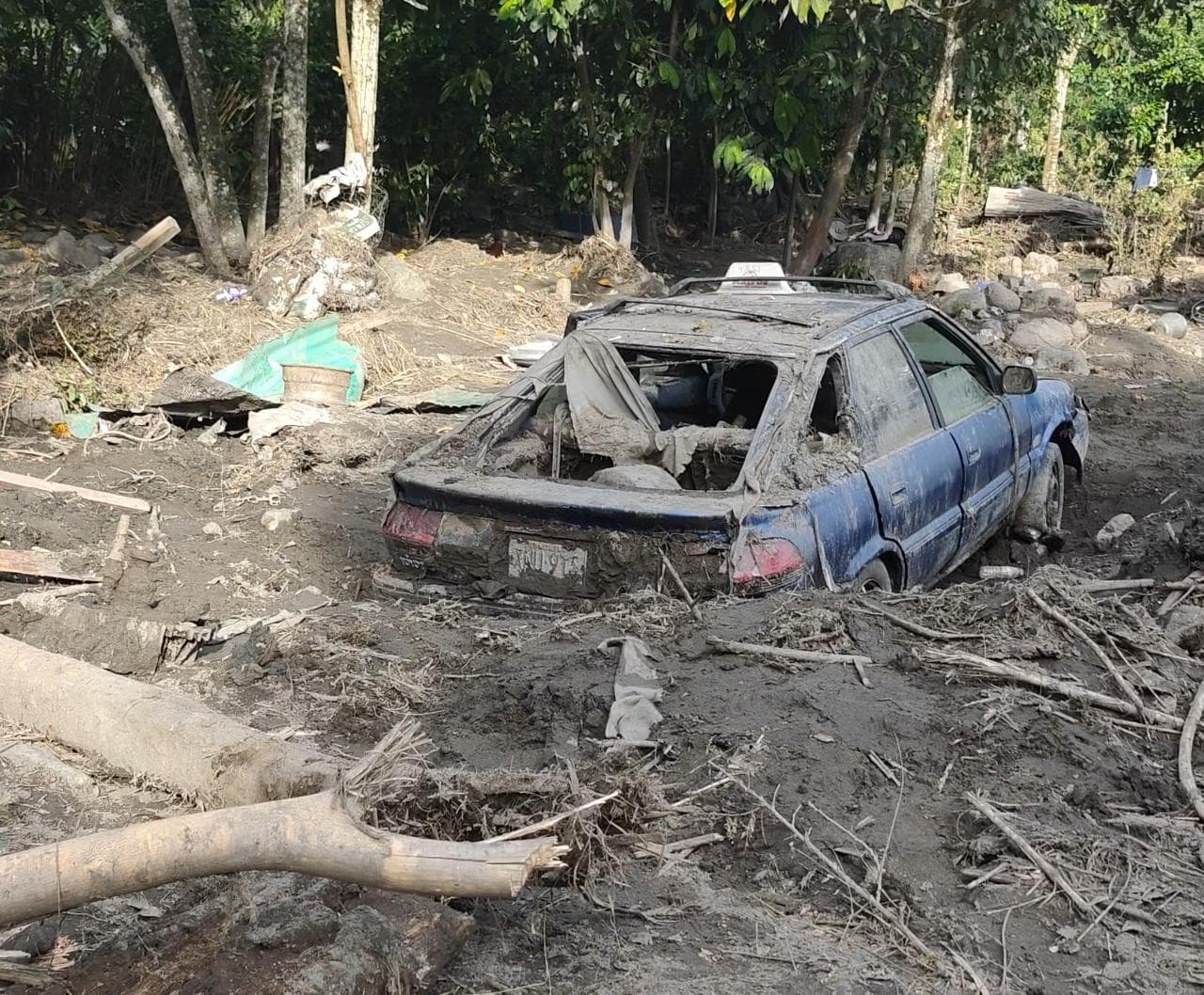 Vidas en el lodo: Familias de Chabasquén luchan tras devastadoras inundaciones