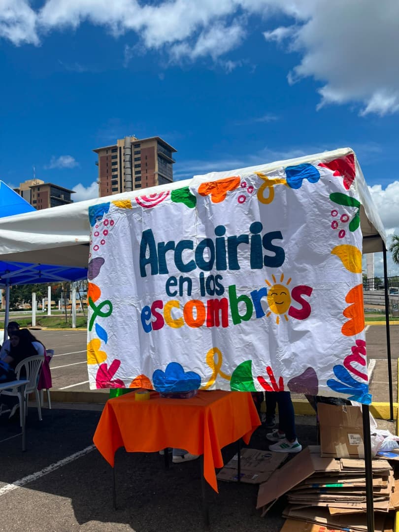 Arcoíris en los Escombros: Juguetes para Niños Afectados por Terremotos