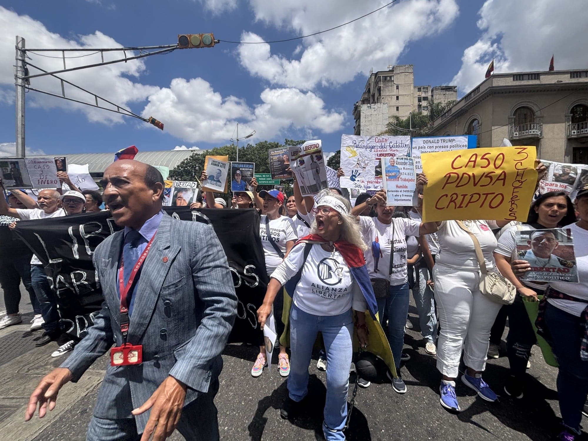 Familiares de presos políticos exigen su libertad en diálogo opositor