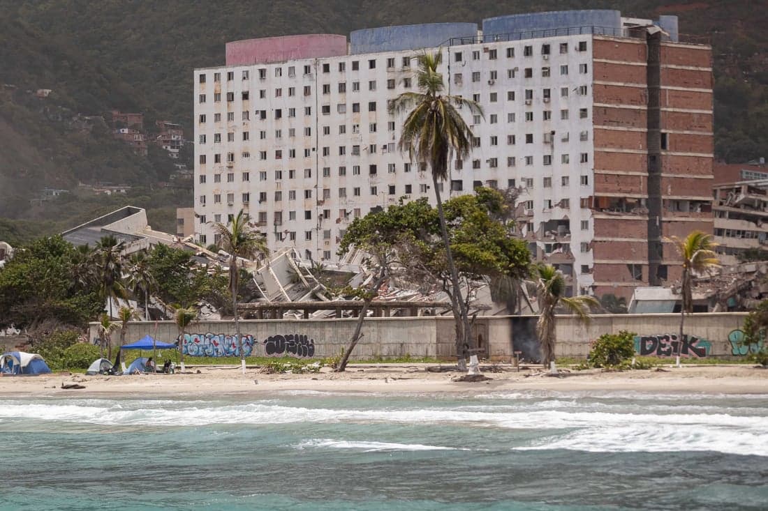Restricciones en Playas de La Guaira: ¿Futuro Incierto para los Trabajadores?