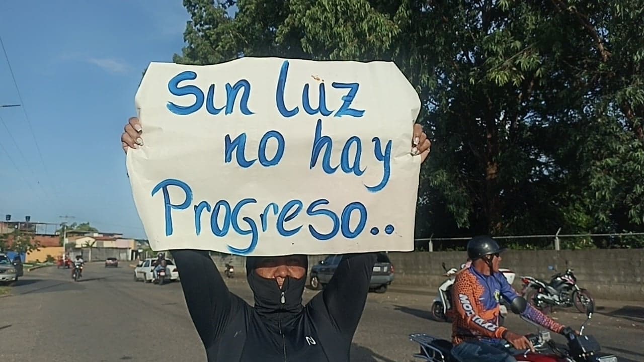 Venezolanos reactivan cacerolazos ante la crisis de apagones diarios