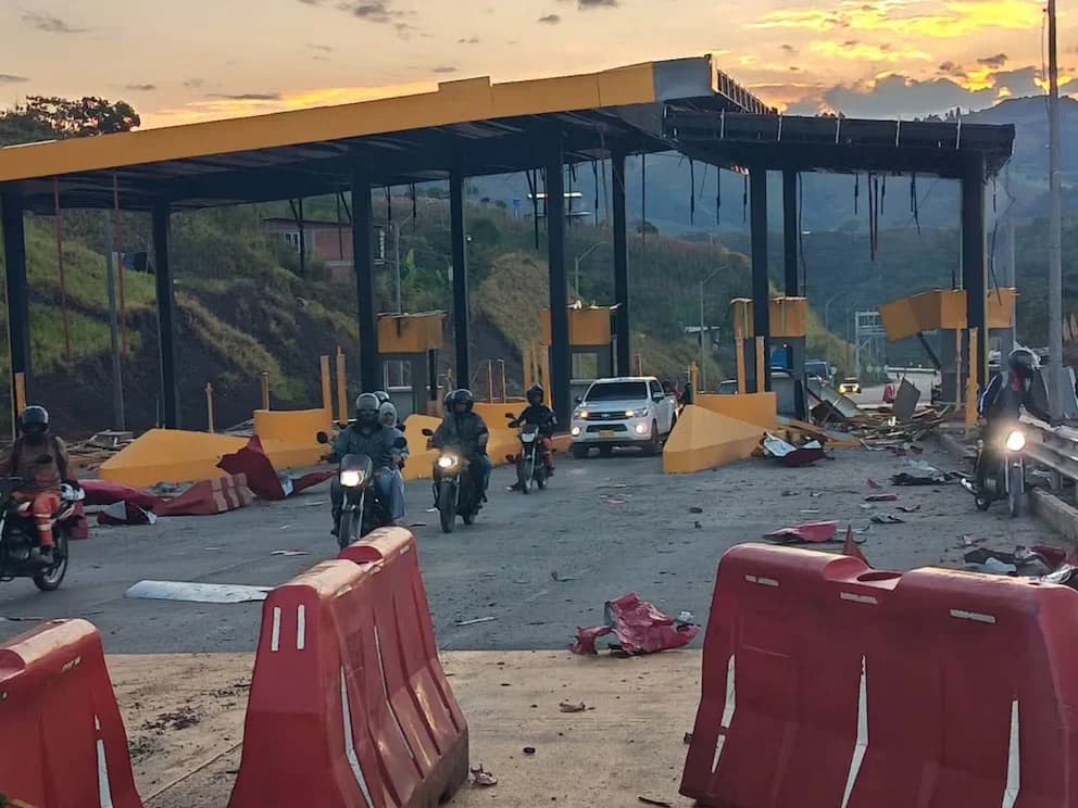 Explosivos arrasan peaje entre Popayán y Cali tras asunción de De la Espriella