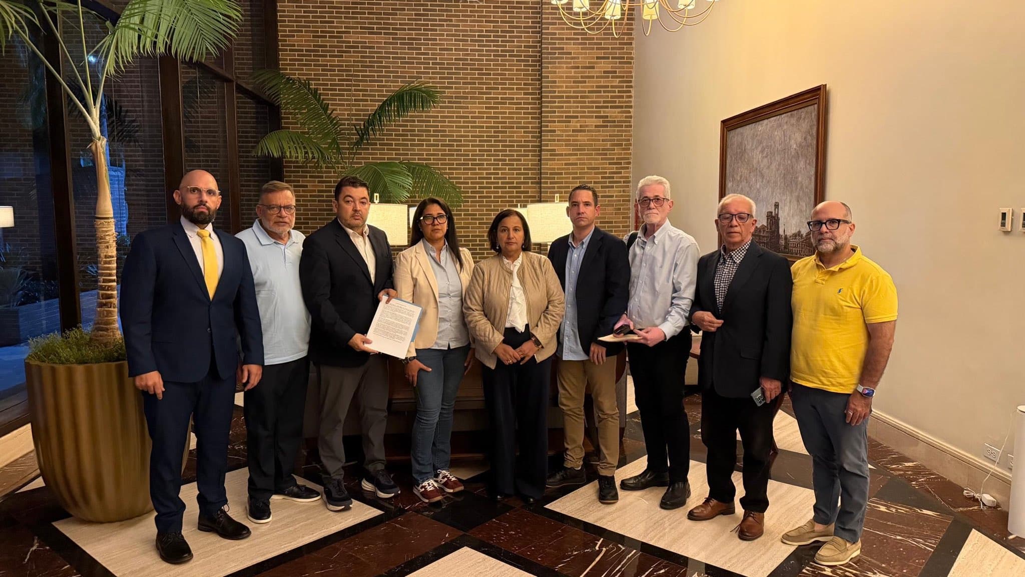 Familiares de presos políticos piden su liberación en negociación