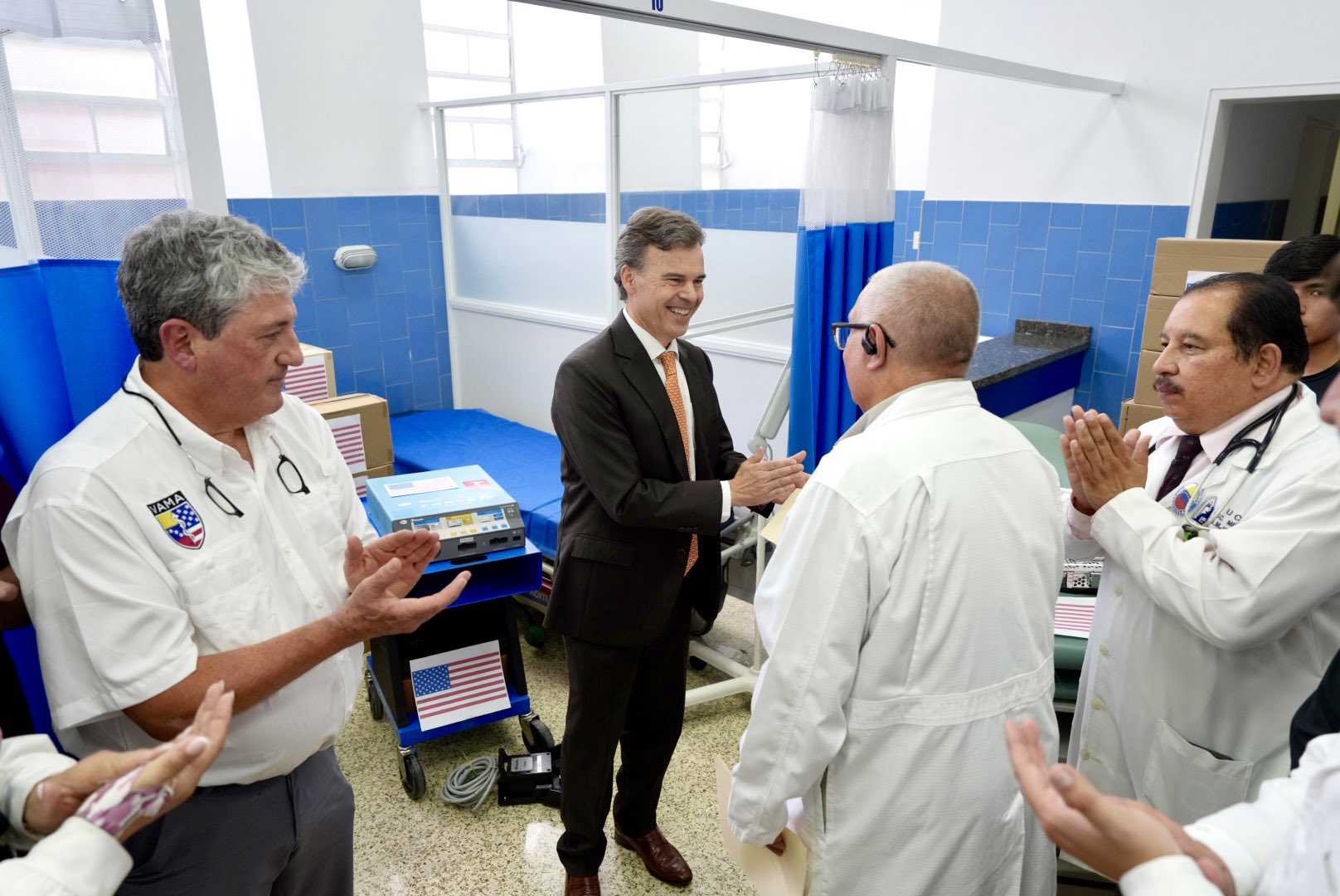 Hospital Vargas de Caracas recibe donación de equipos médicos de EE. UU.