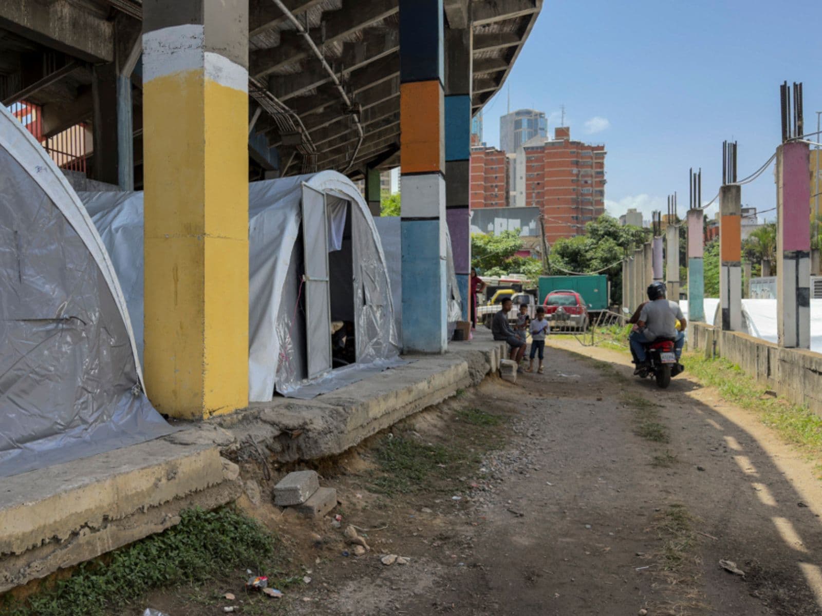 Crisis humanitaria en Venezuela: Familias viven en carpas tras terremoto