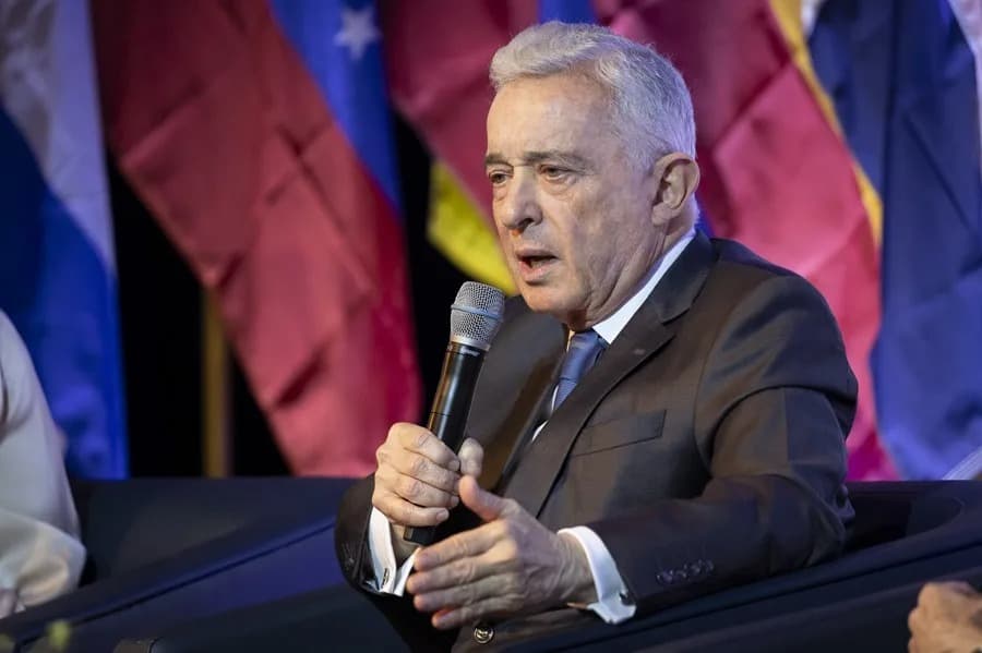 Álvaro Uribe comparece ante Fiscalía en medio de tensiones políticas