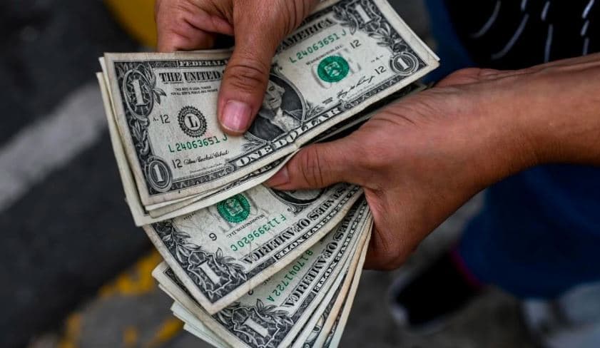 Dolarización en Venezuela: Pros y contras según economistas