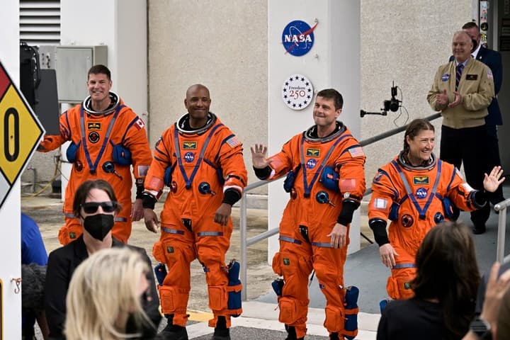 Por qué los astronautas de Artemis II eligen trajes naranjas