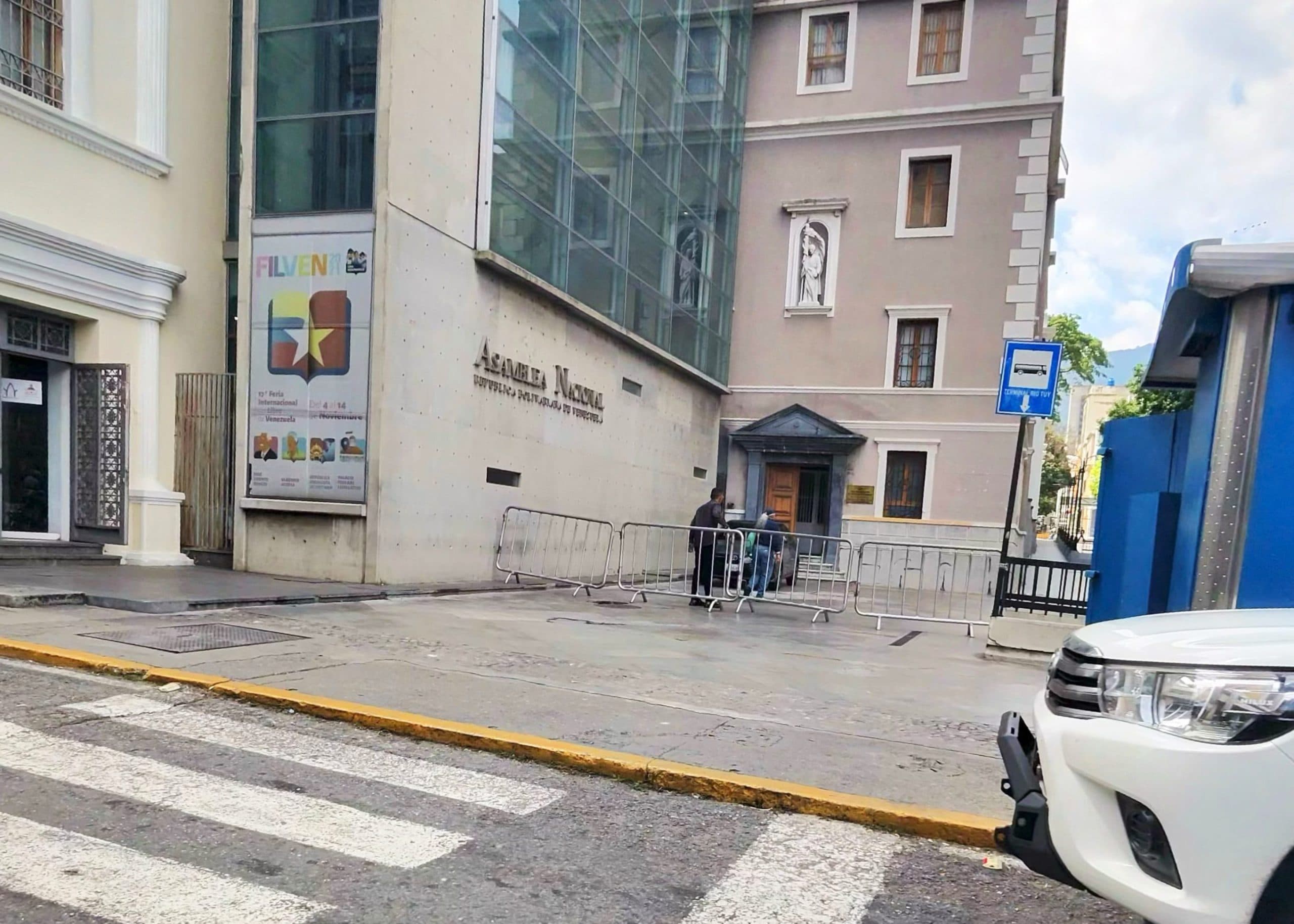 Jubilados de la Asamblea Nacional claman por atención en el diálogo político