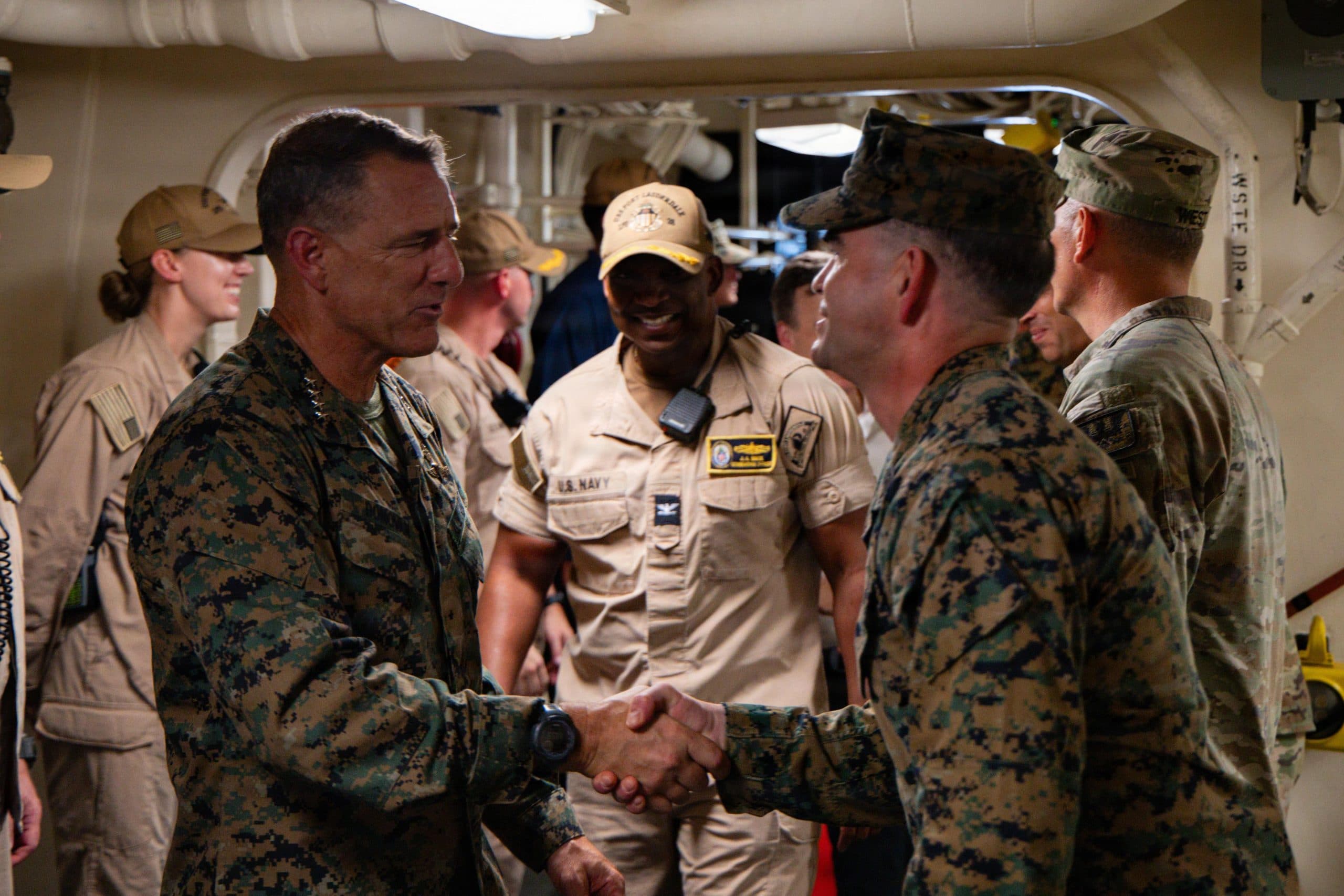 Francis Donovan, Jefe del Comando Sur, se reúne con marines en La Guaira