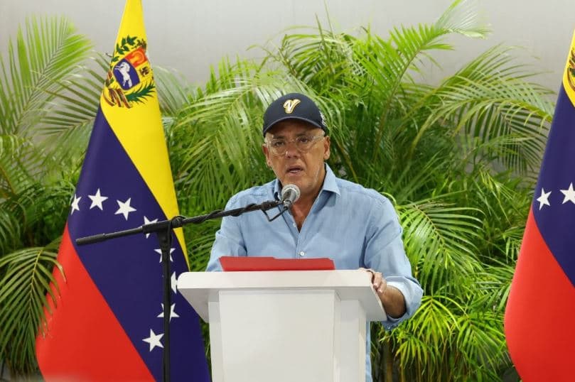 Jorge Rodríguez se Compromete a Desocupar Escuelas Refugio antes del Nuevo Año Escolar