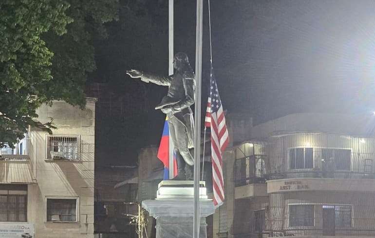 Banderas de EEUU y Venezuela ondean a media asta en Caracas