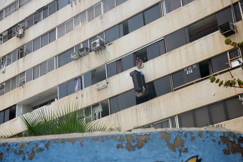 Venezolanos Regresan a Sus Hogares Destruidos en Busca de Esperanza