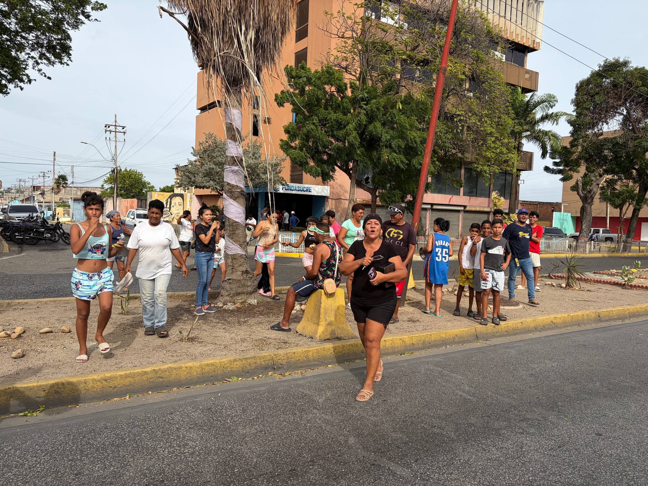 Cumaná: Vecinos de Puerto España protestan por más de 20 horas sin electricidad