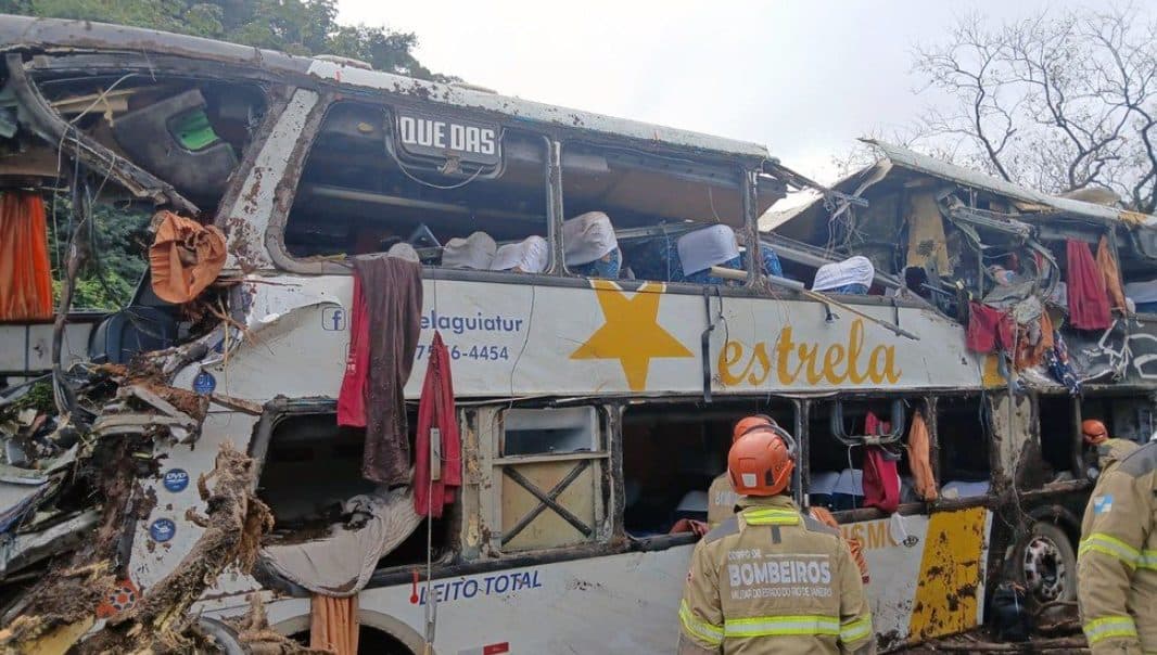 Trágico Accidente de Autobús en Brasil Deja 10 Muertos y Varios Heridos