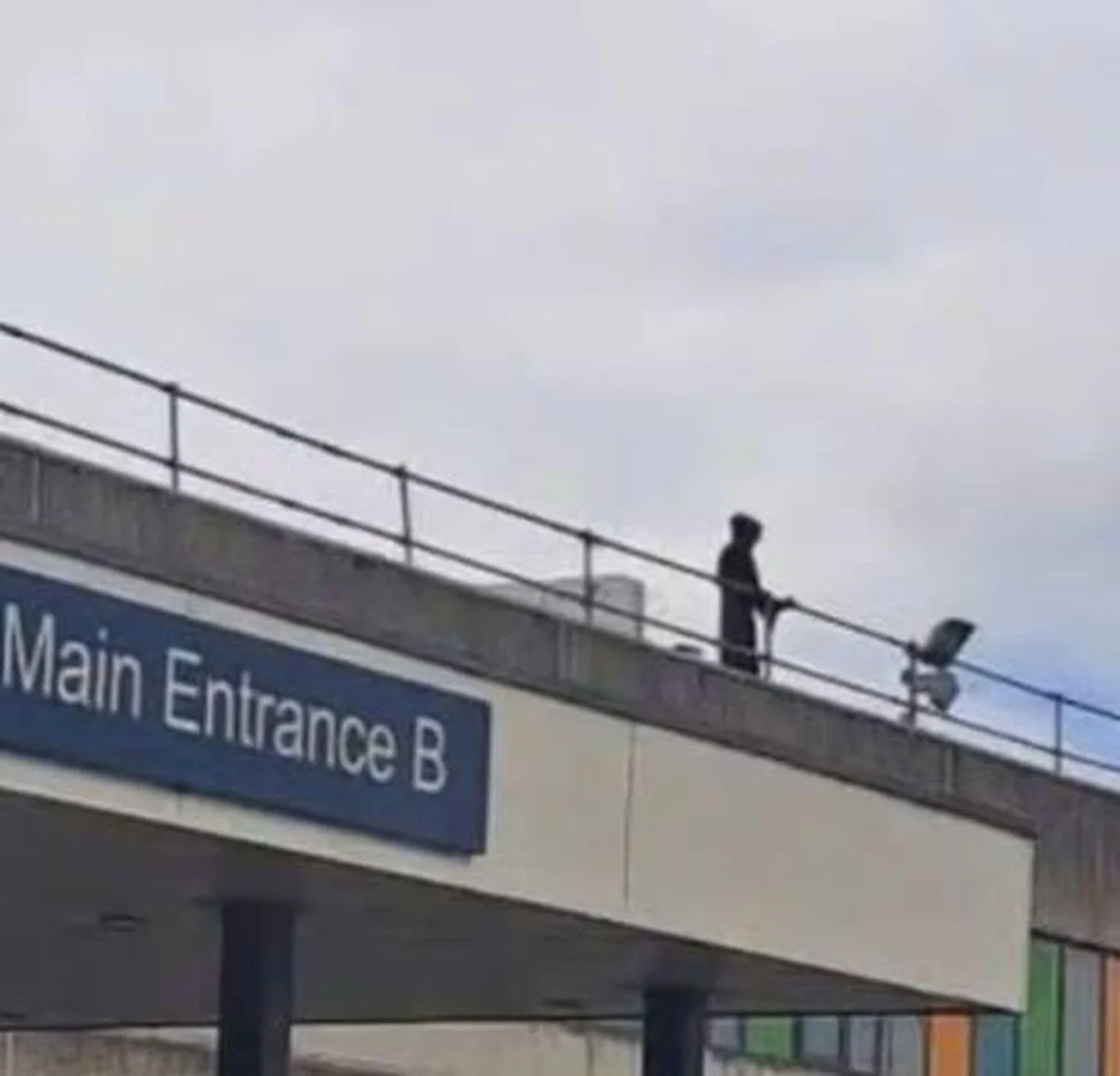 Joven se disfraza de 'la Muerte' para atemorizar pacientes en un hospital británico