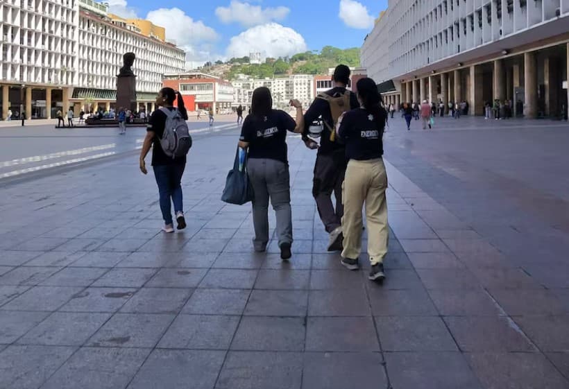 Enfermeros venezolanos regresan desde Argentina para ayudar a La Guaira