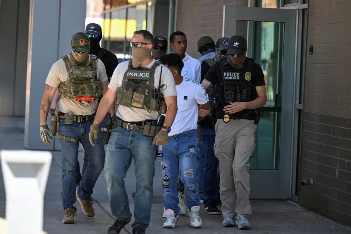 Jueza multa al DHS por incumplir órdenes en operativos migratorios