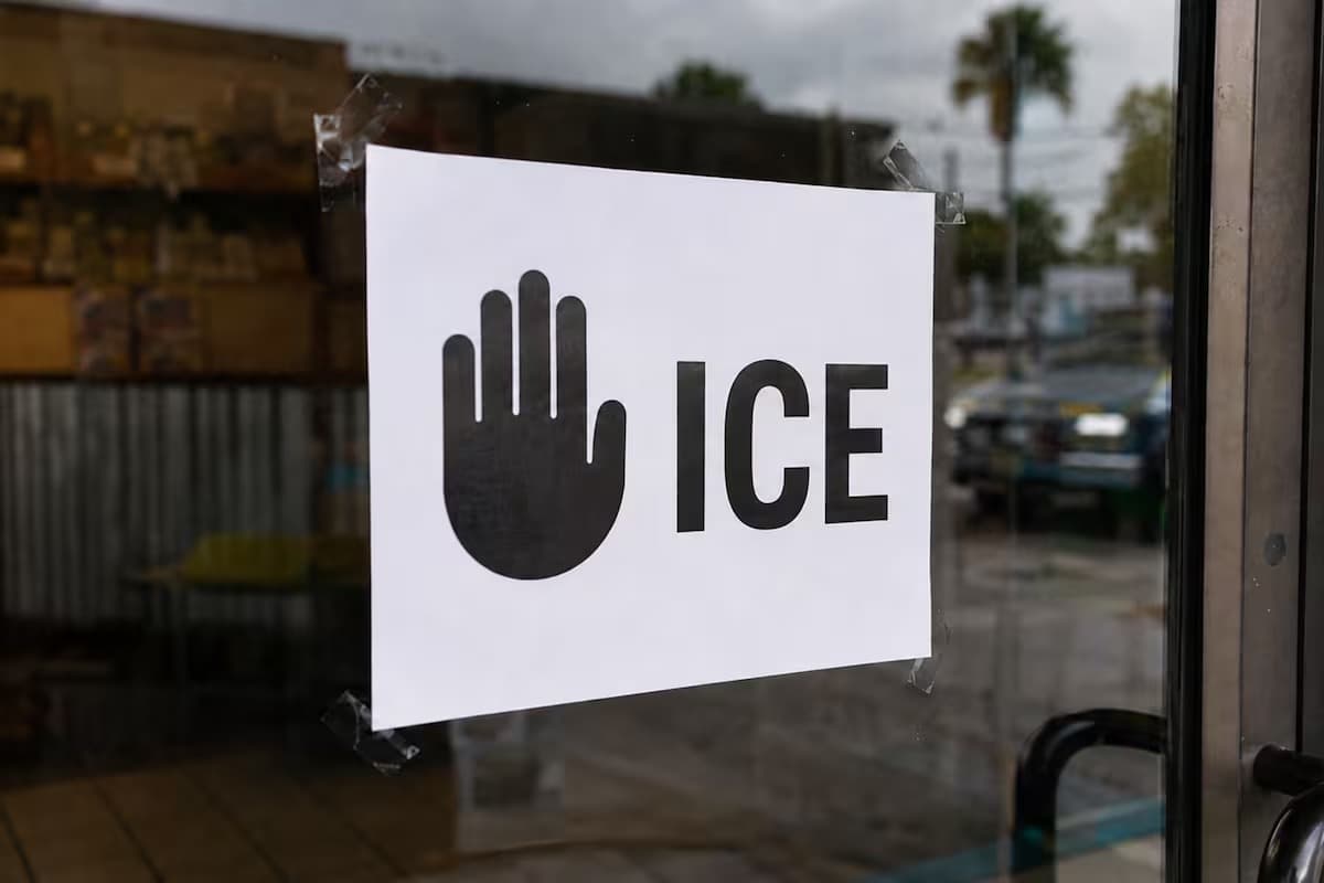 Preocupación en Tampa: Carteles contra el ICE surgen en comercios locales