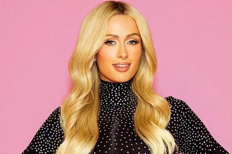 Paris Hilton levanta la bandera de Venezuela y causa revuelo en redes