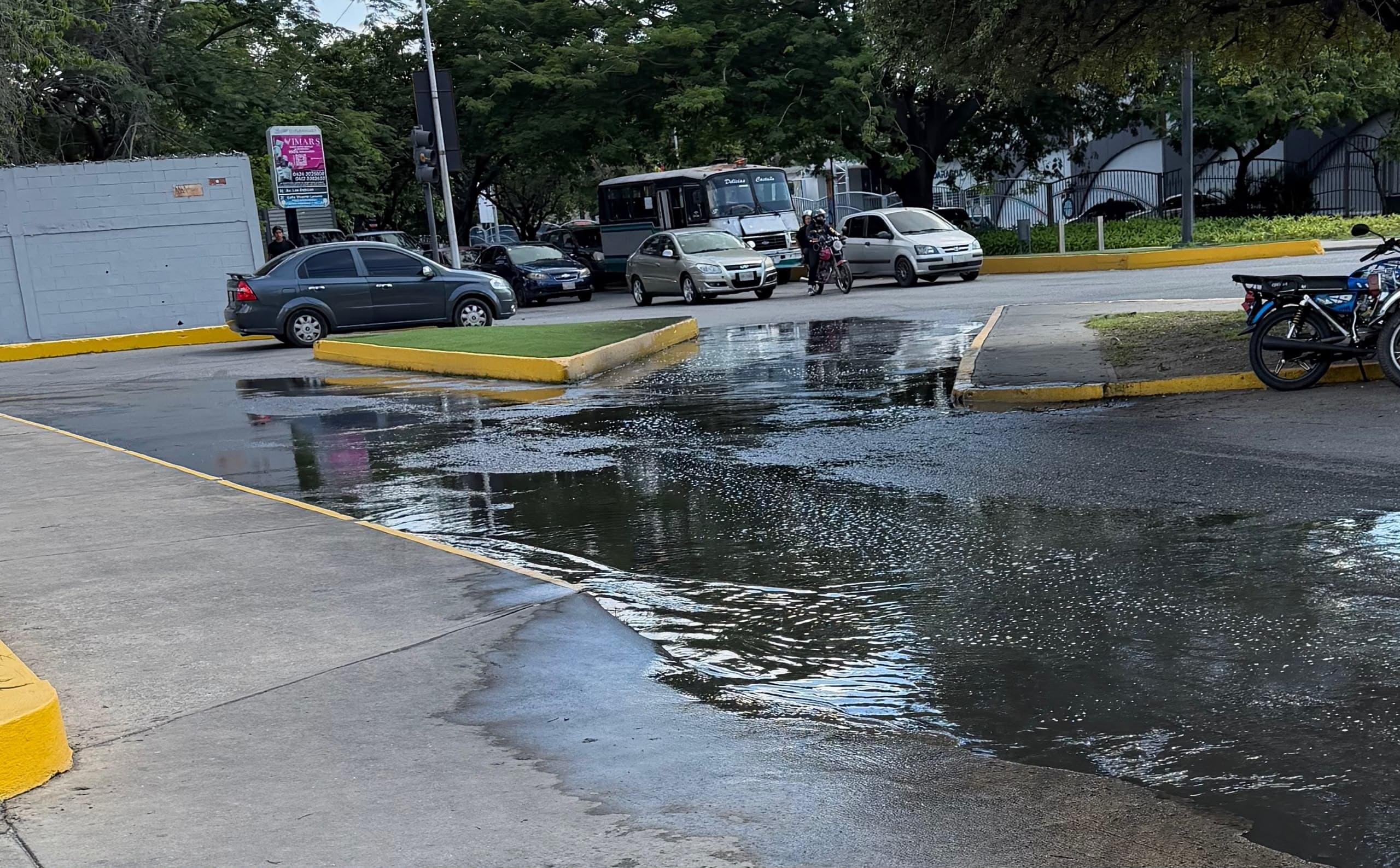 Preocupación en Maracay por Bote de Agua que Causa Inquietud entre Vecinos