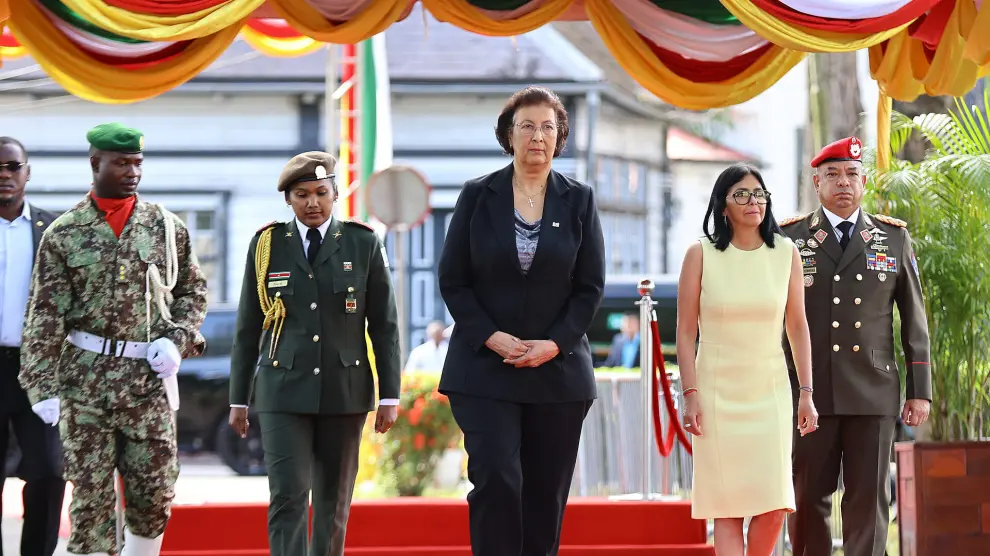 Delcy Rodríguez llega a Surinam en busca de nuevos acuerdos estratégicos