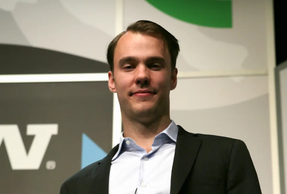 Fred Ehrsam de Coinbase: Interés en Campos Petroleros de Venezuela
