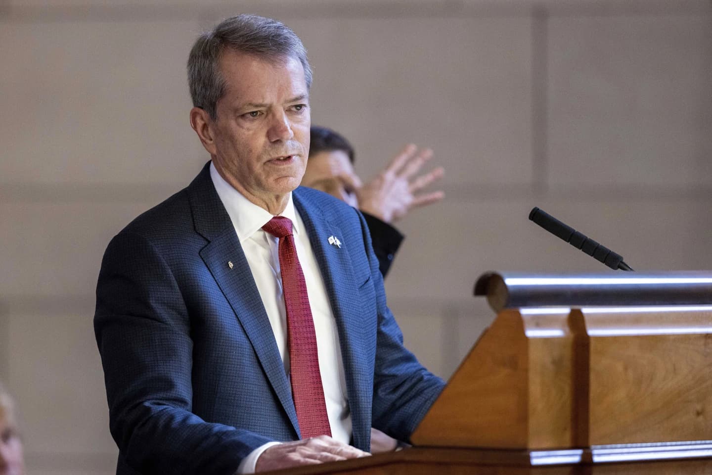 Gobernador de Nebraska respalda campaña del ICE mientras emplea indocumentados