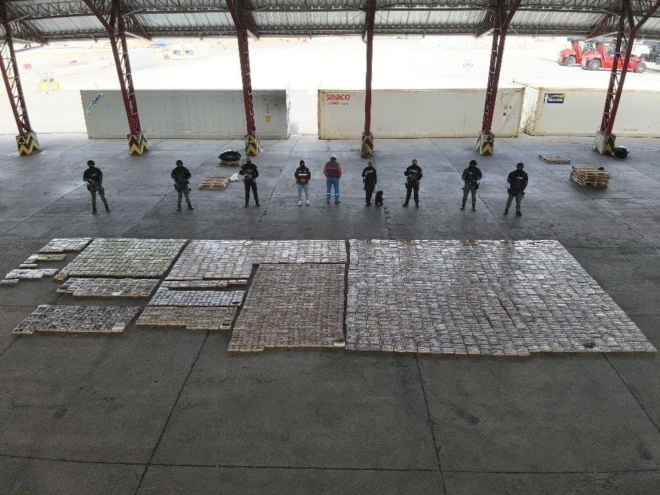 Policía ecuatoriana frustra envío de 2 toneladas de cocaína a Europa