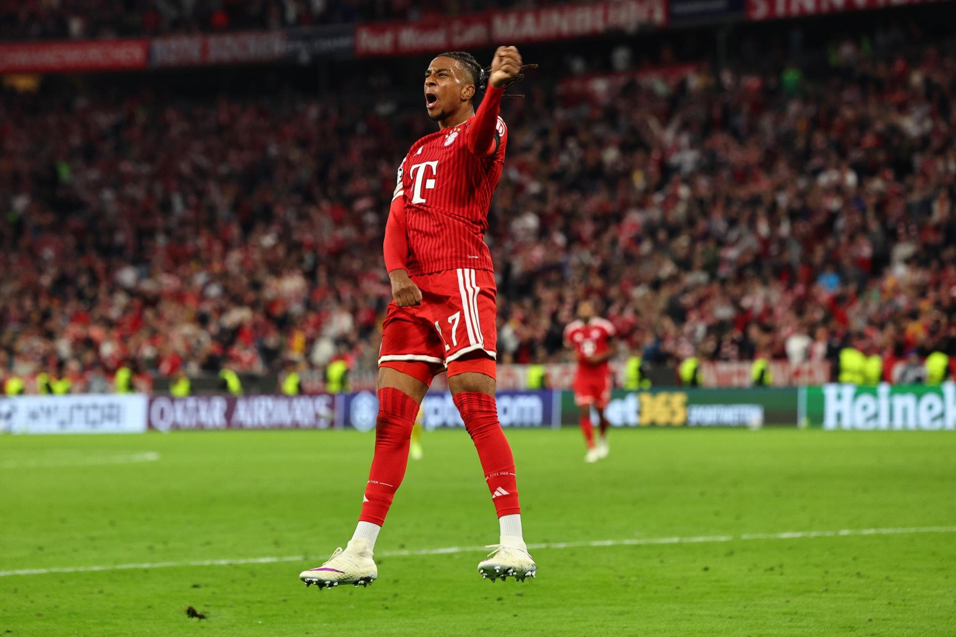 Bayern Múnich arrasa en su debut en Champions con doblete de Olise