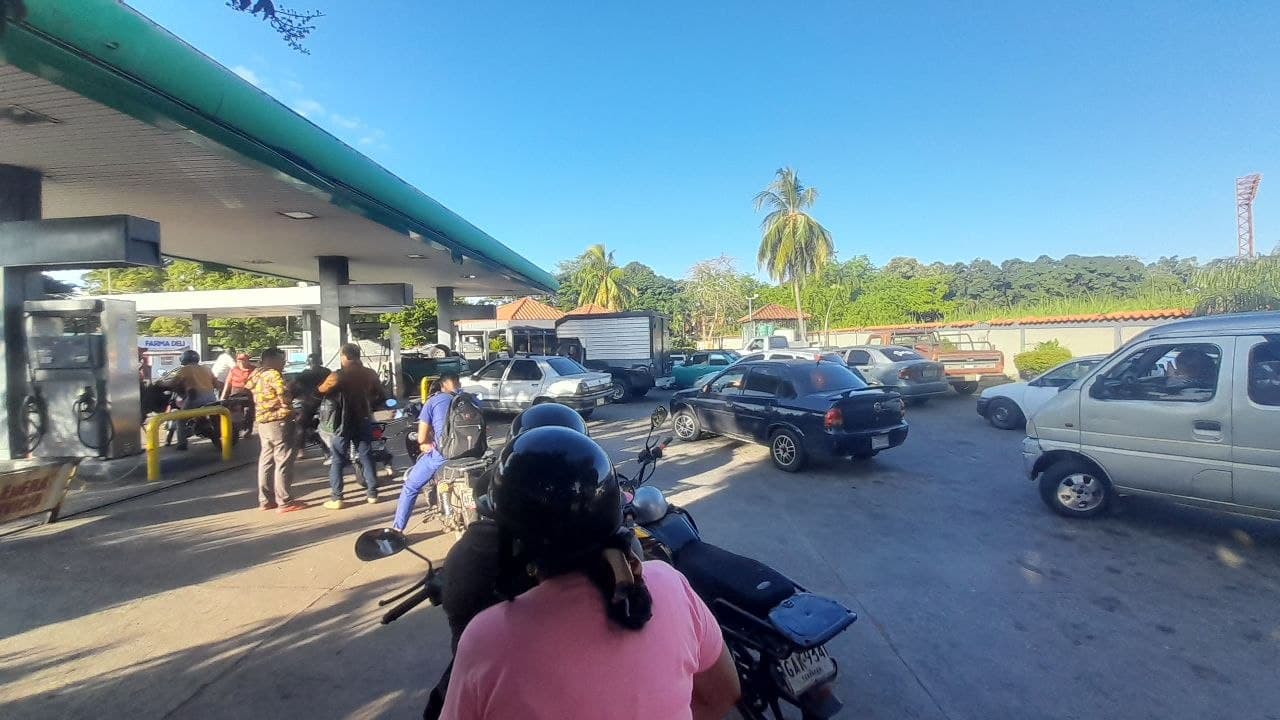 Caos en Barinas: largas colas por gasolina y autoridades indiferentes