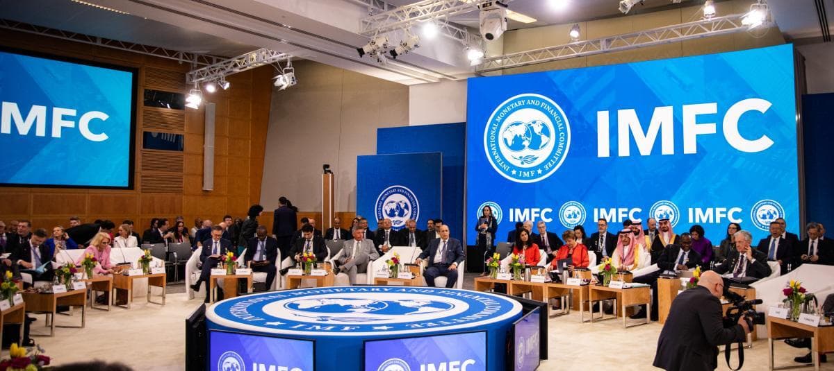 Perspectivas del FMI: Menor crecimiento global y alza del petróleo en 2026