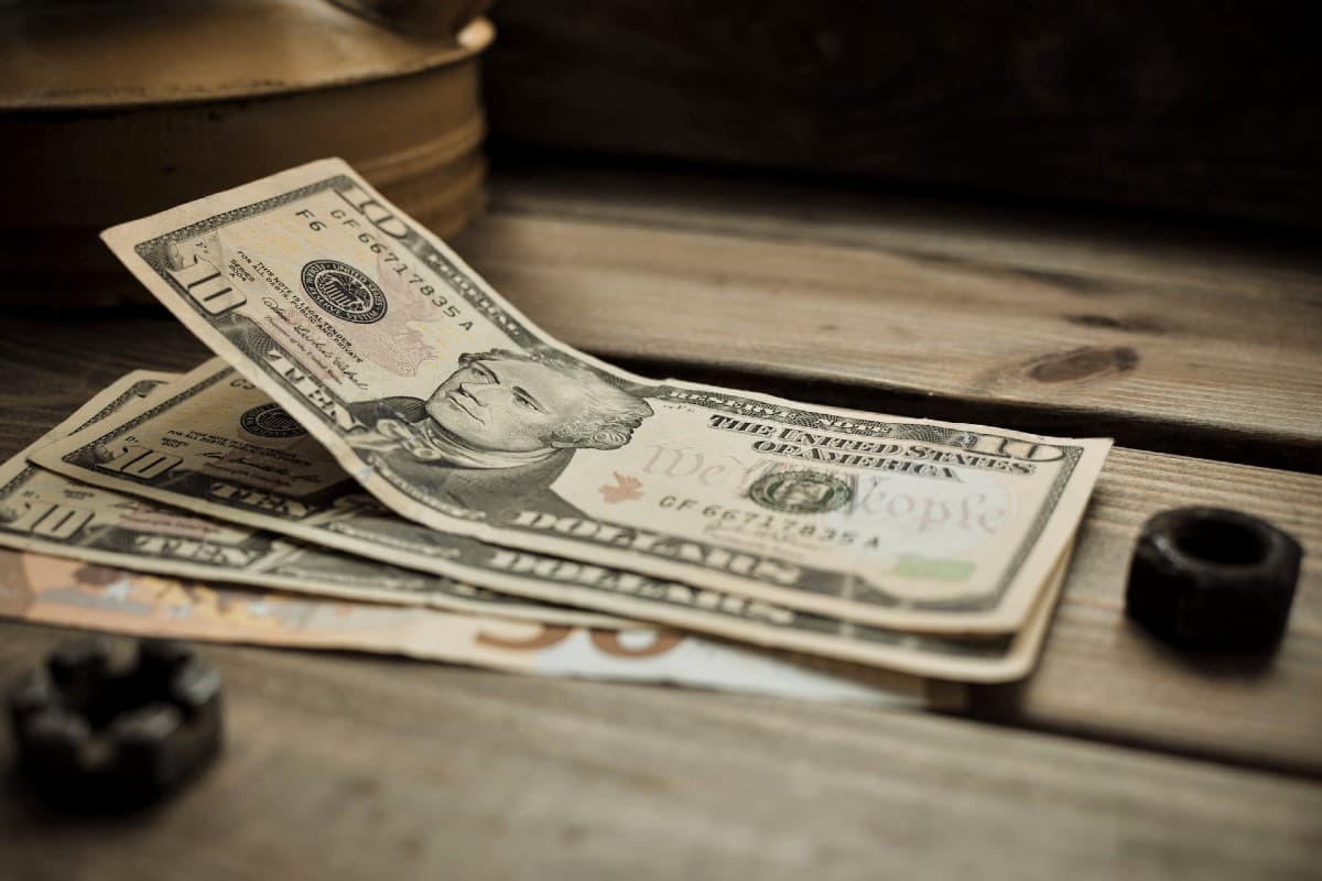 El bolívar se devalúa 20% en julio: el dólar oficial se posiciona en Bs. 746,63