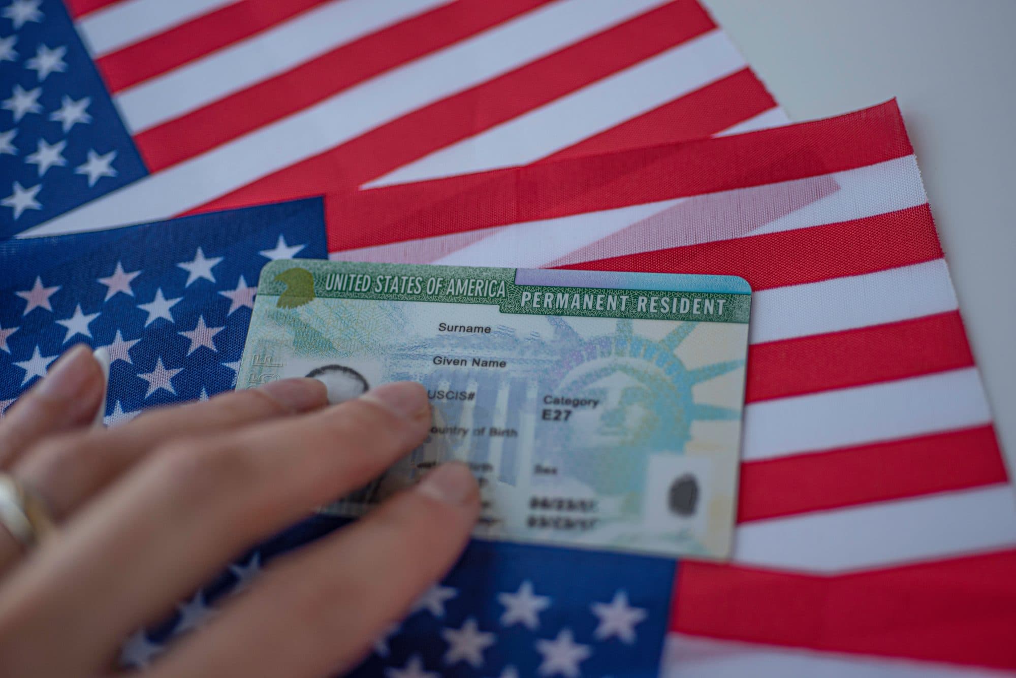 El nuevo impacto de Trump en las ‘green cards’ afectará a migrantes