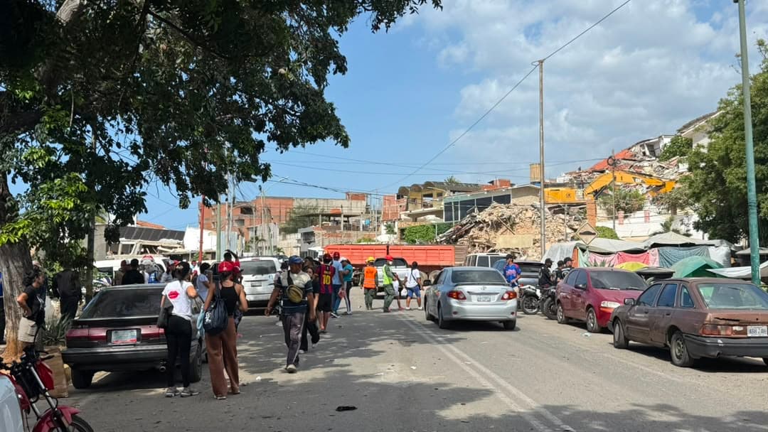 Vargas sigue sufriendo: Un mes después del terremoto y sin agua