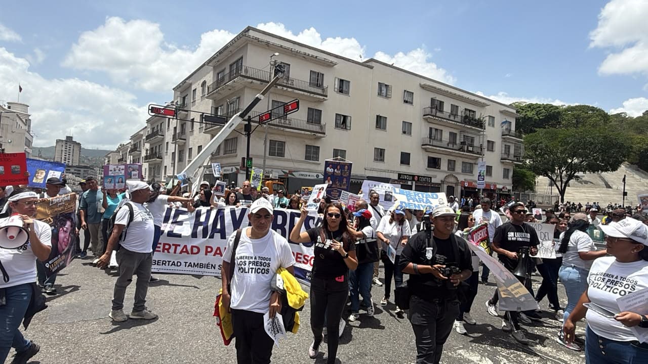 Protesta en Miraflores termina en “burla oficial” a familiares de presos políticos