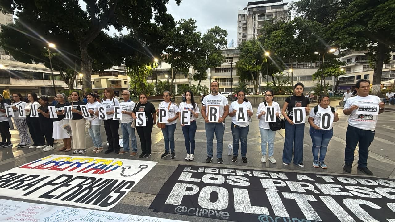 Familia de presos políticos en Venezuela lleva a cabo vigilia en Chacao