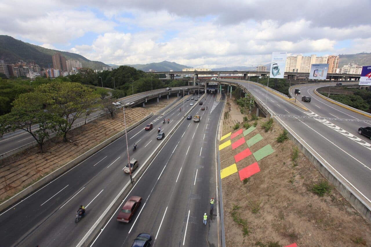 Cinco heridos por choque de tres motos en la autopista Gran Cacique Guaicaipuro
