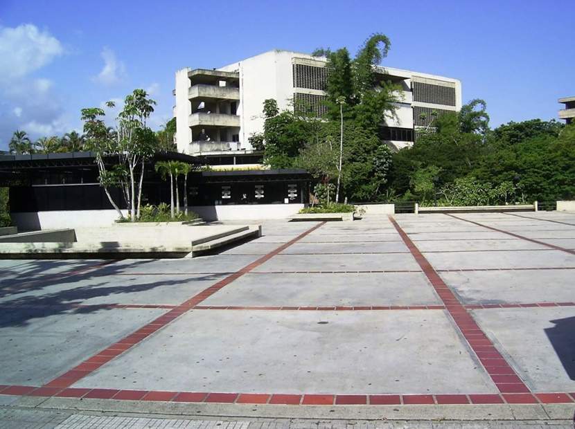 Estudiantes de la Universidad Santa María protestan por aumento de matrícula
